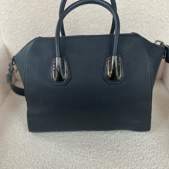 Givenchy Medium Antigona in black calfskin with gunmetal hardware - Picture 4 of 4